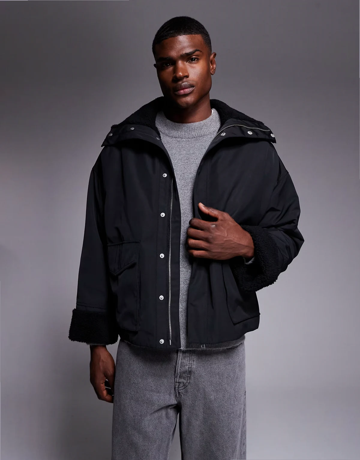 – Wattierte Oversize-Jacke in Schwarz mit Teddyfutter