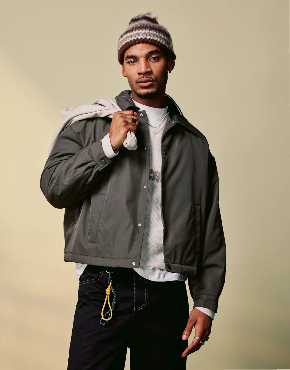 – Mittelschwere Harrington-Jacke in Braun mit kurzem Oversize-Schnitt