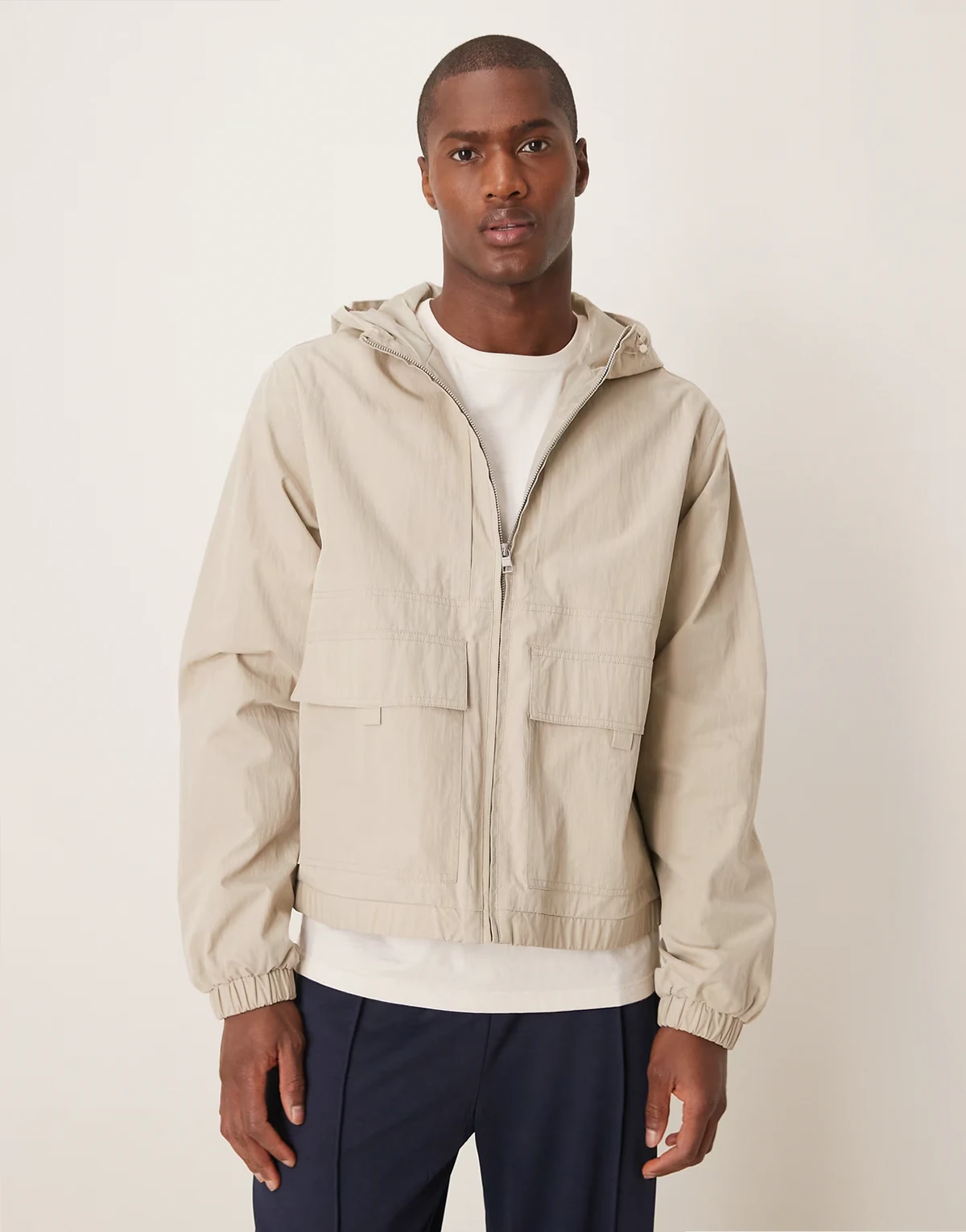 – Windjacke in Steinbeige mit Kapuze