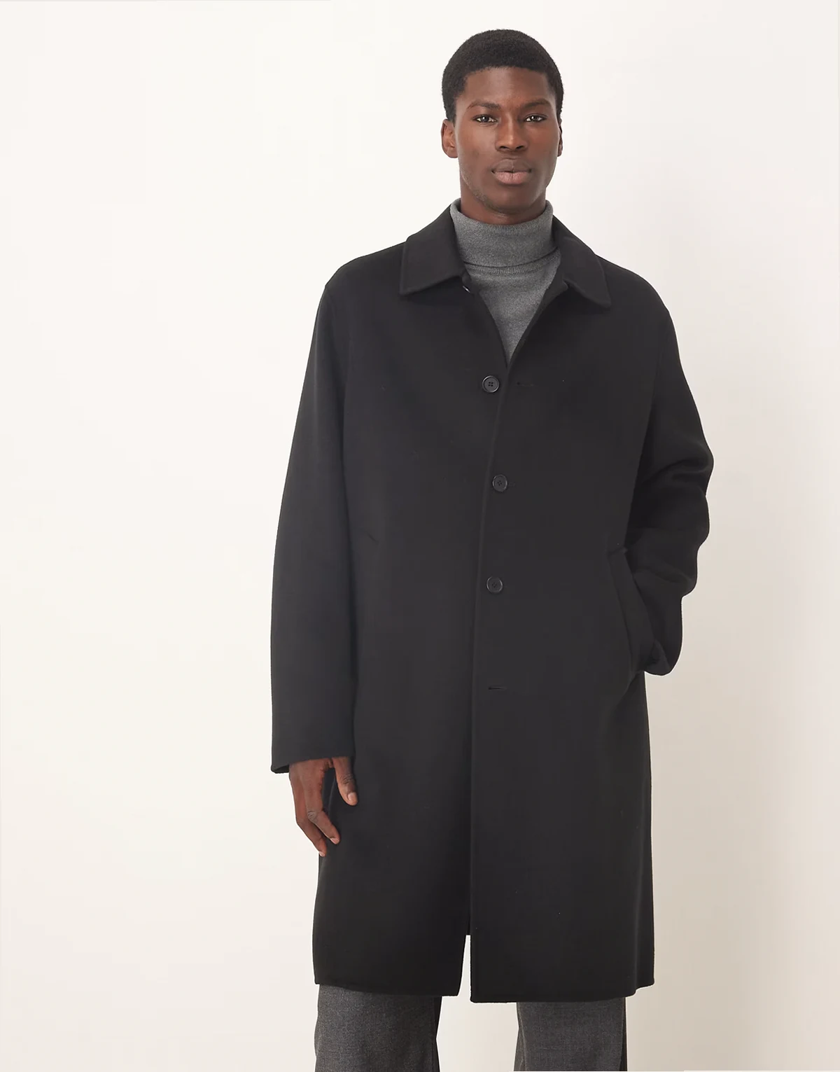 – Dwuwarstwowy czarny płaszcz z wełny