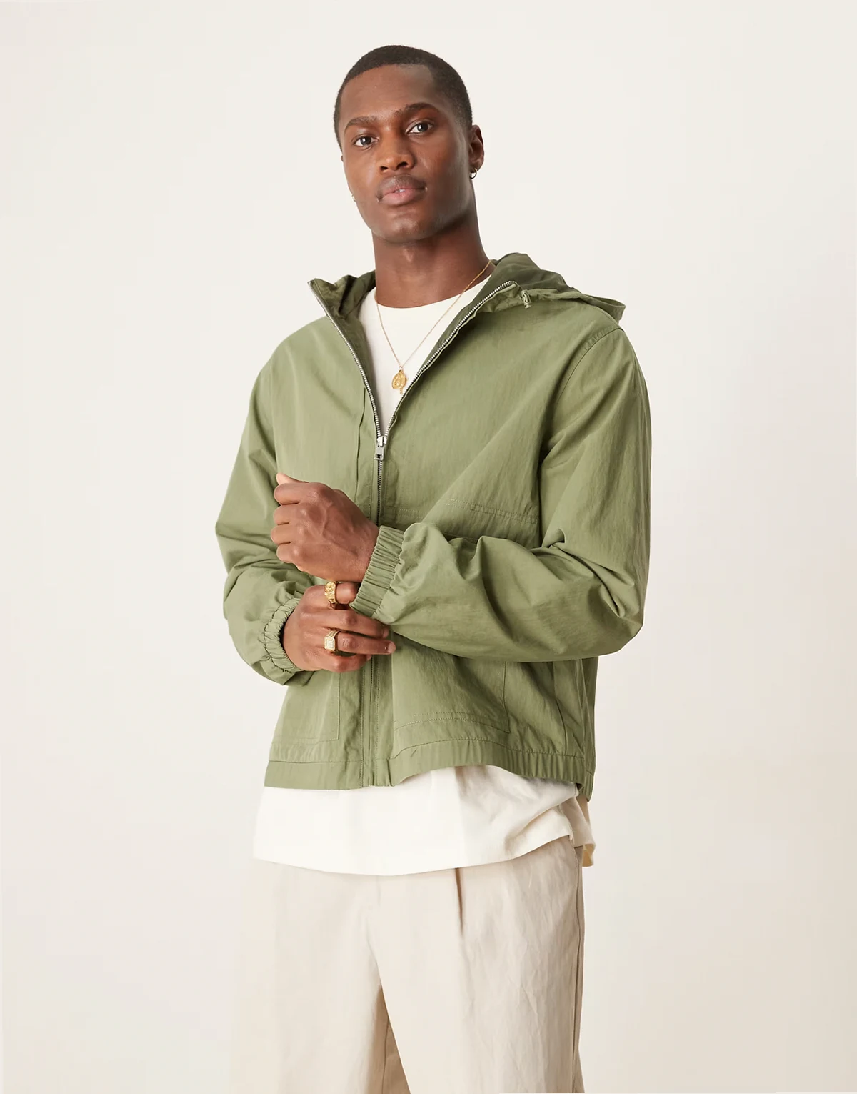 – Windjacke in Khaki mit Kapuze