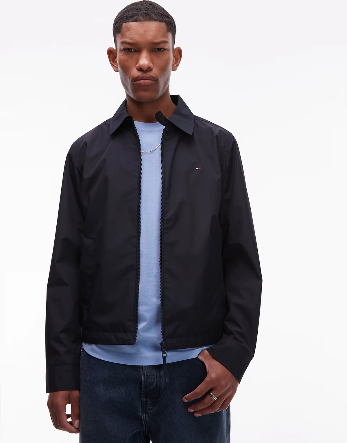 – Zwijana granatowa kurtka zapinana na zamek