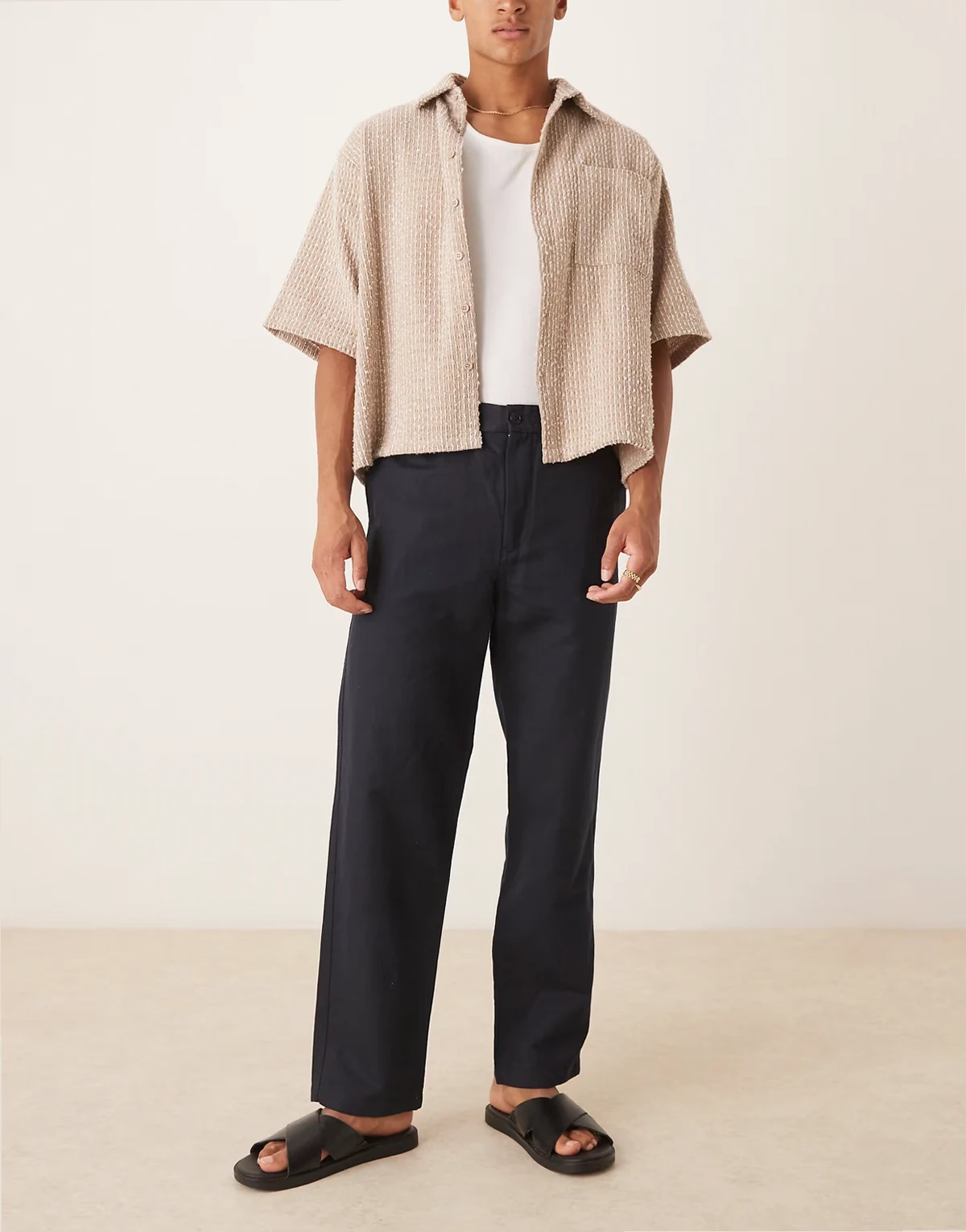 – Granatowe spodnie z mieszanki lnu