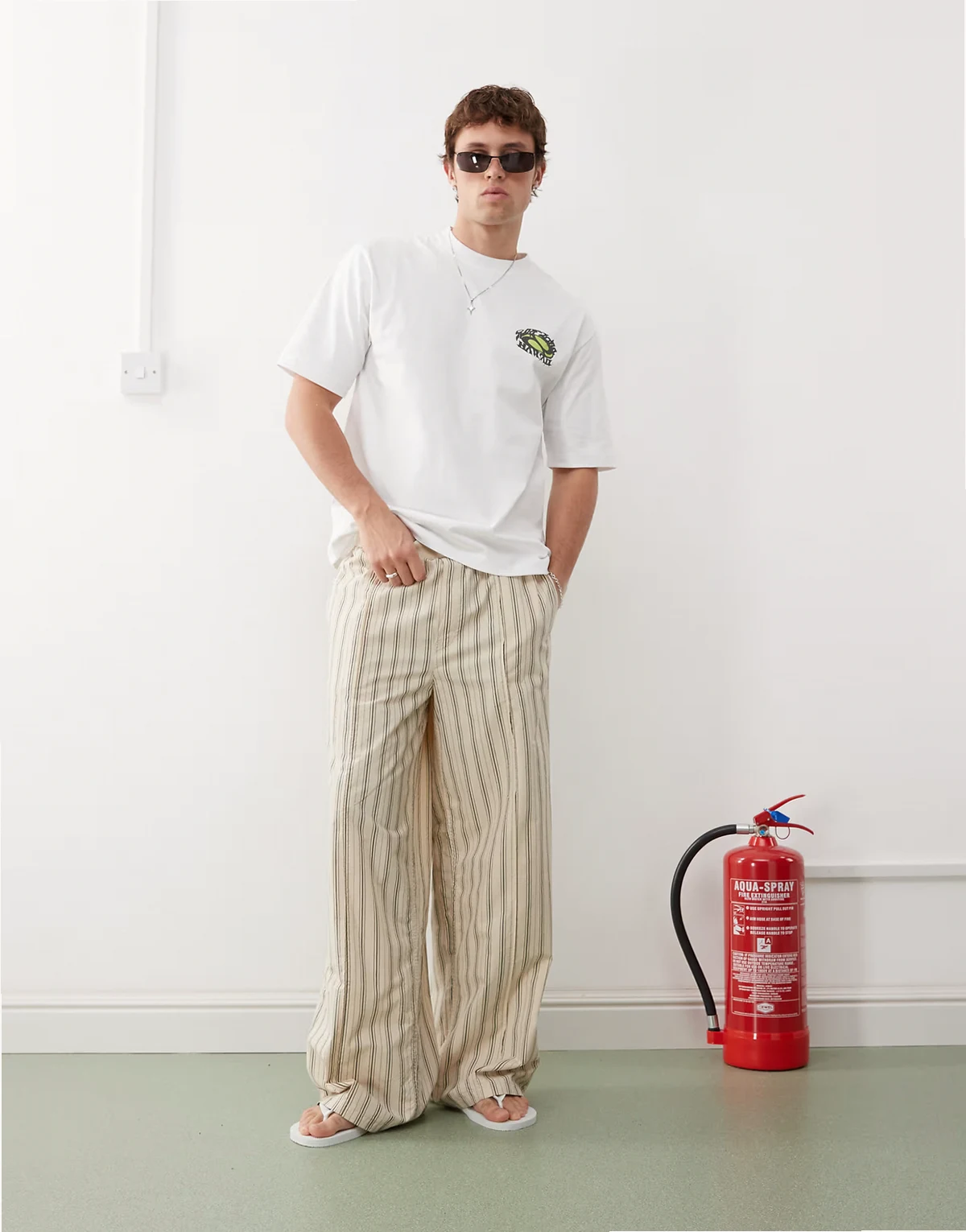 – Hose in Beige und Schwarz gestreift mit lässigem Schnitt