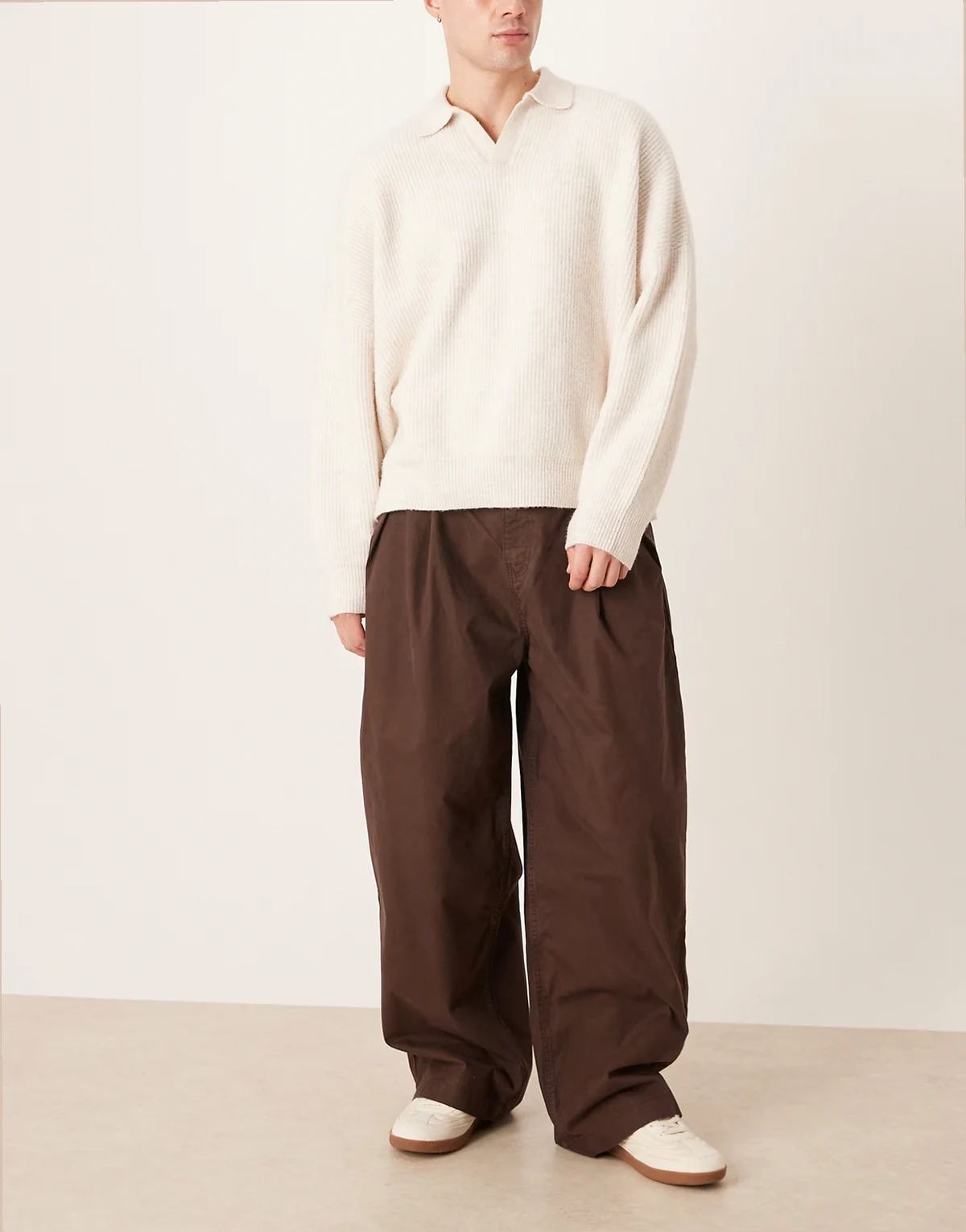 – Weite Oversize-Chinohose in Braun mit Bundfalten