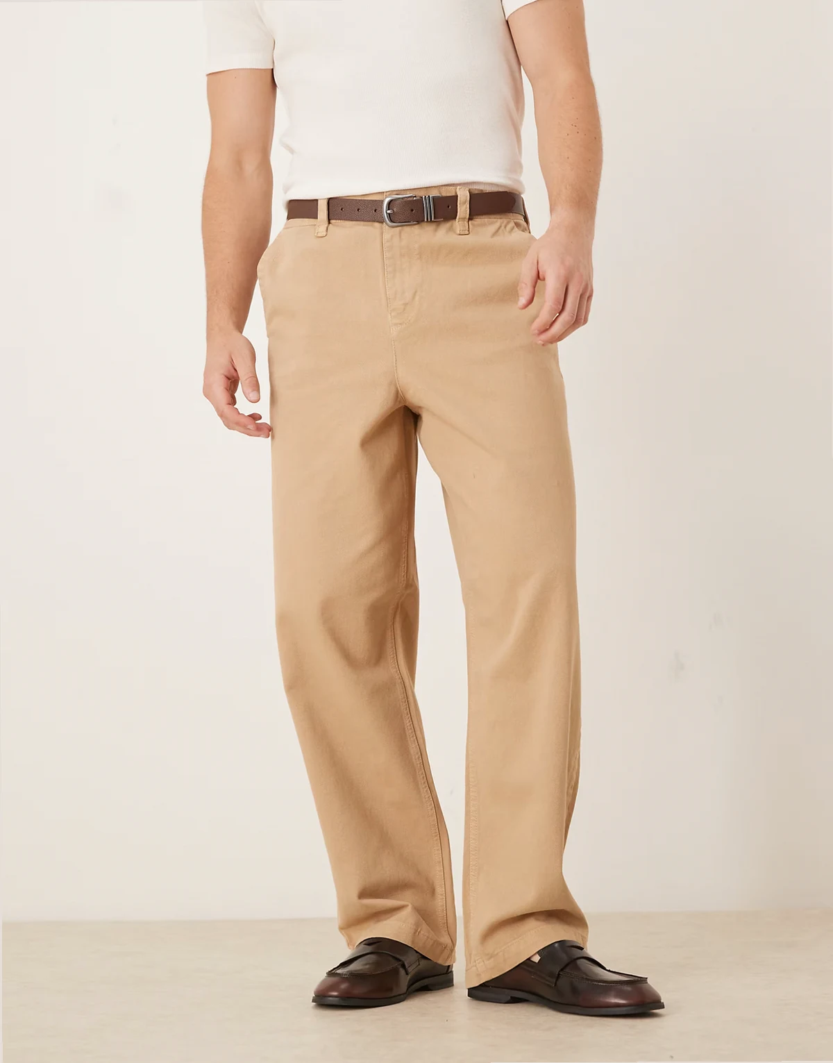 – Locker und gerade geschnittene Hose in Beige