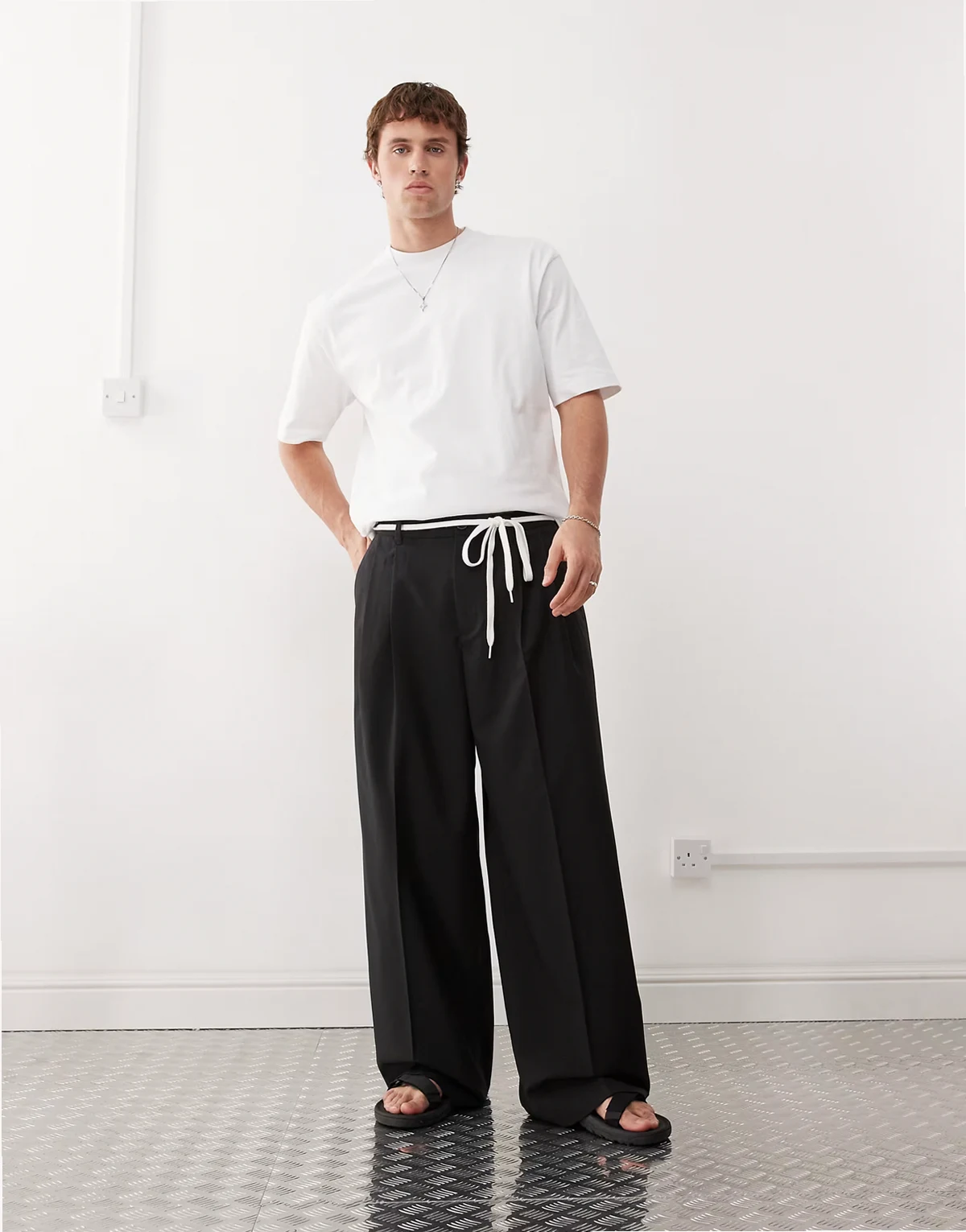 – Elegante Hose in Schwarz mit weitem Bein und Bundfalten