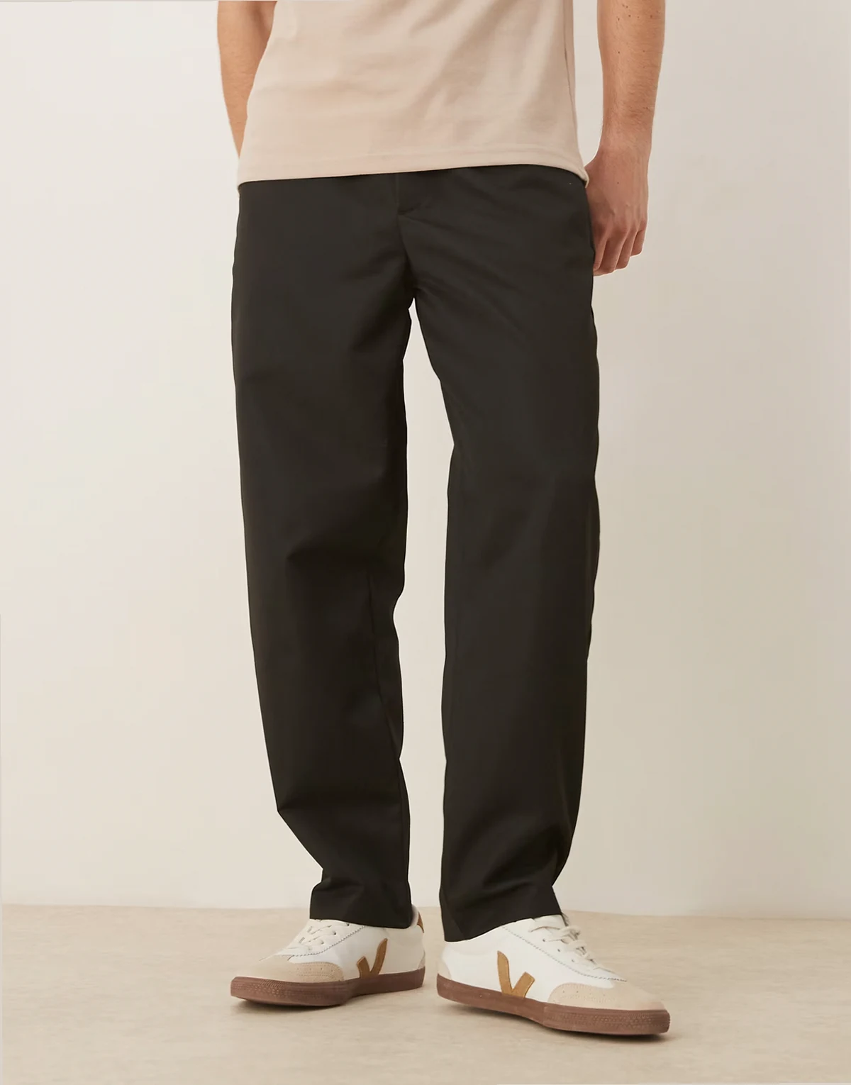 – Schmal zulaufende, elegante Hose in Schwarz mit elastischem Bund