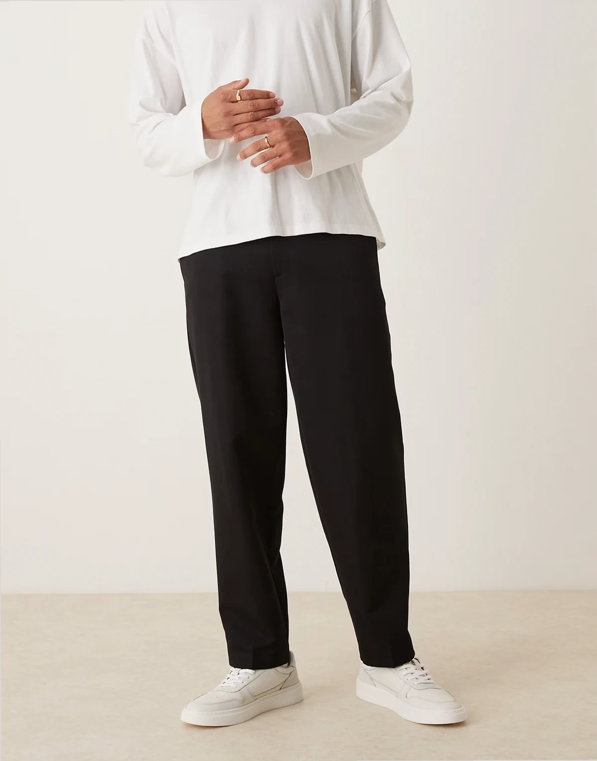 – Elegante, schmal zulaufende Oversize-Hose in Schwarz mit Bundfalten