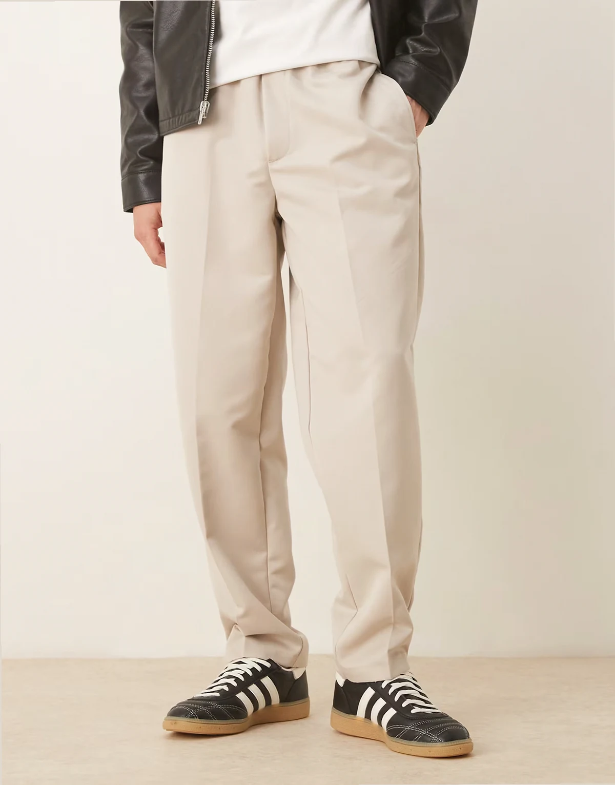 – Schmal zulaufende, elegante Hose in Stein mit elastischem Bund