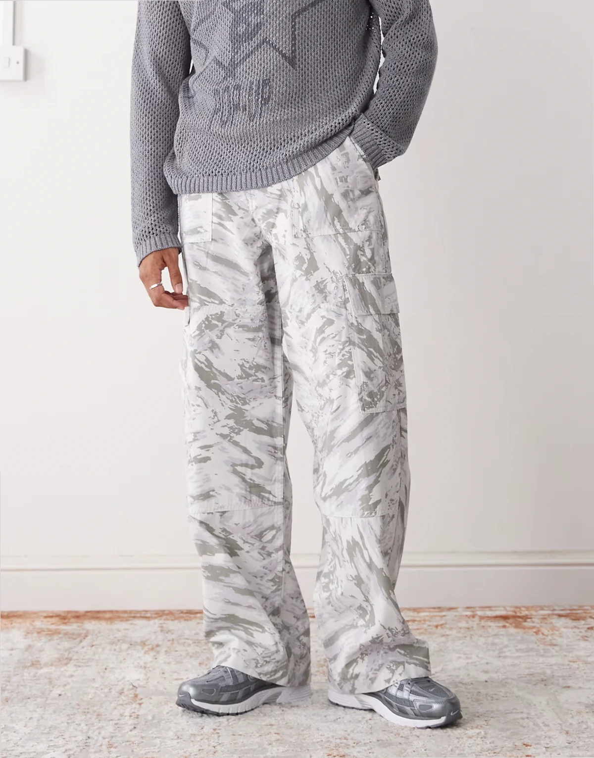 – Oversize-Cargohose in Wollweiß mit Grafikprint