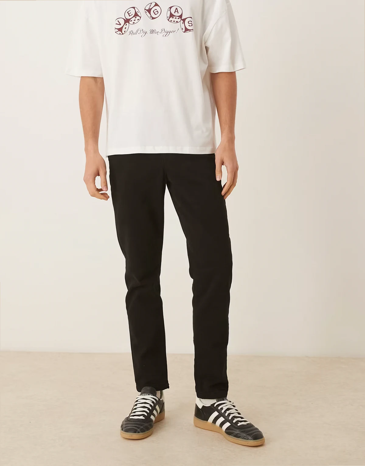 – Schmal zulaufende Hose in Schwarz