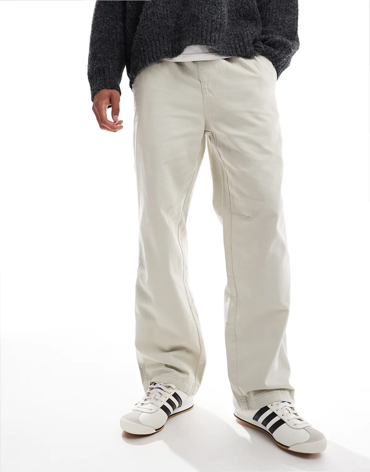 – Obszerne spodnie na co dzień w jasnym szarobeżowym kolorze