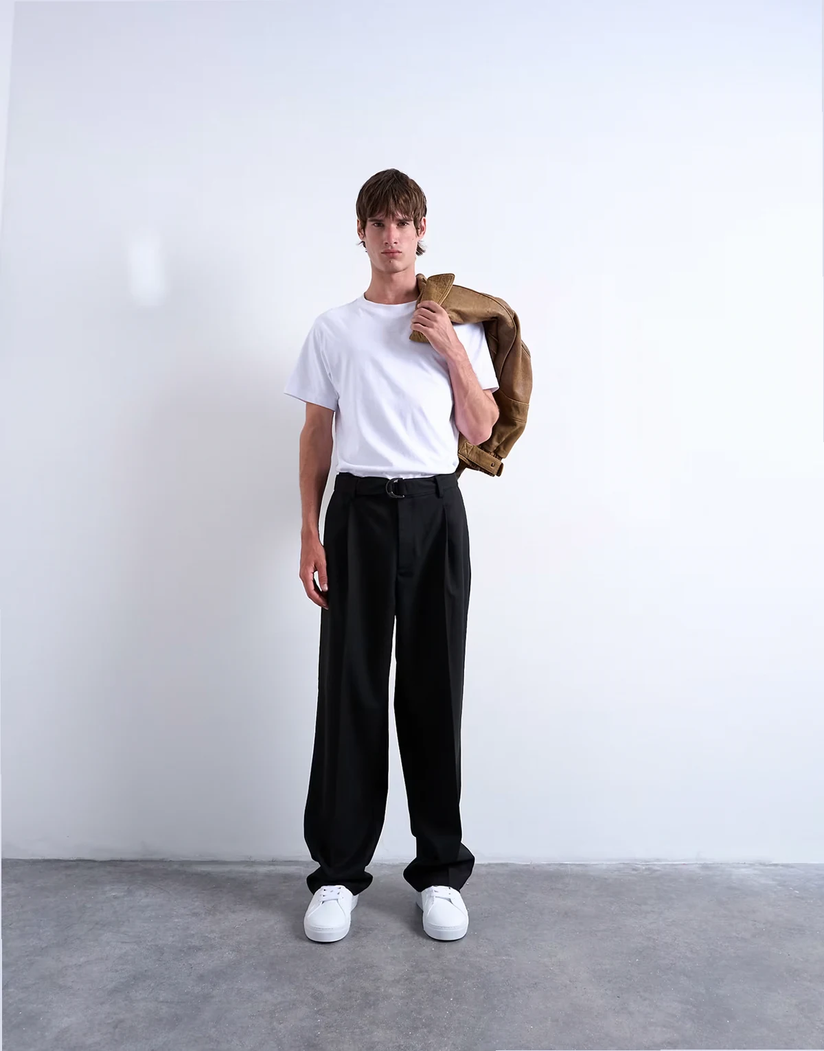 – Elegante Twill-Hose in Schwarz mit weitem Bein und Gürtel