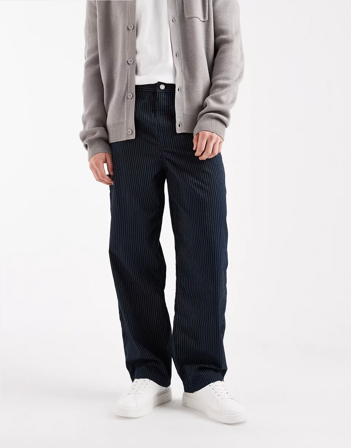 – Lockere Schlupfhose mit geradem Bein und Nadelstreifen