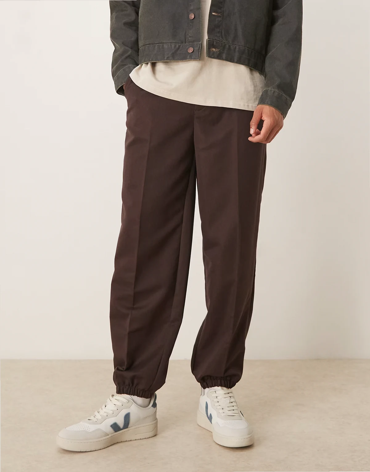 – Elegante Hose in Braun mit geradem Bein und teilweise elastischem Bund und Bündchen