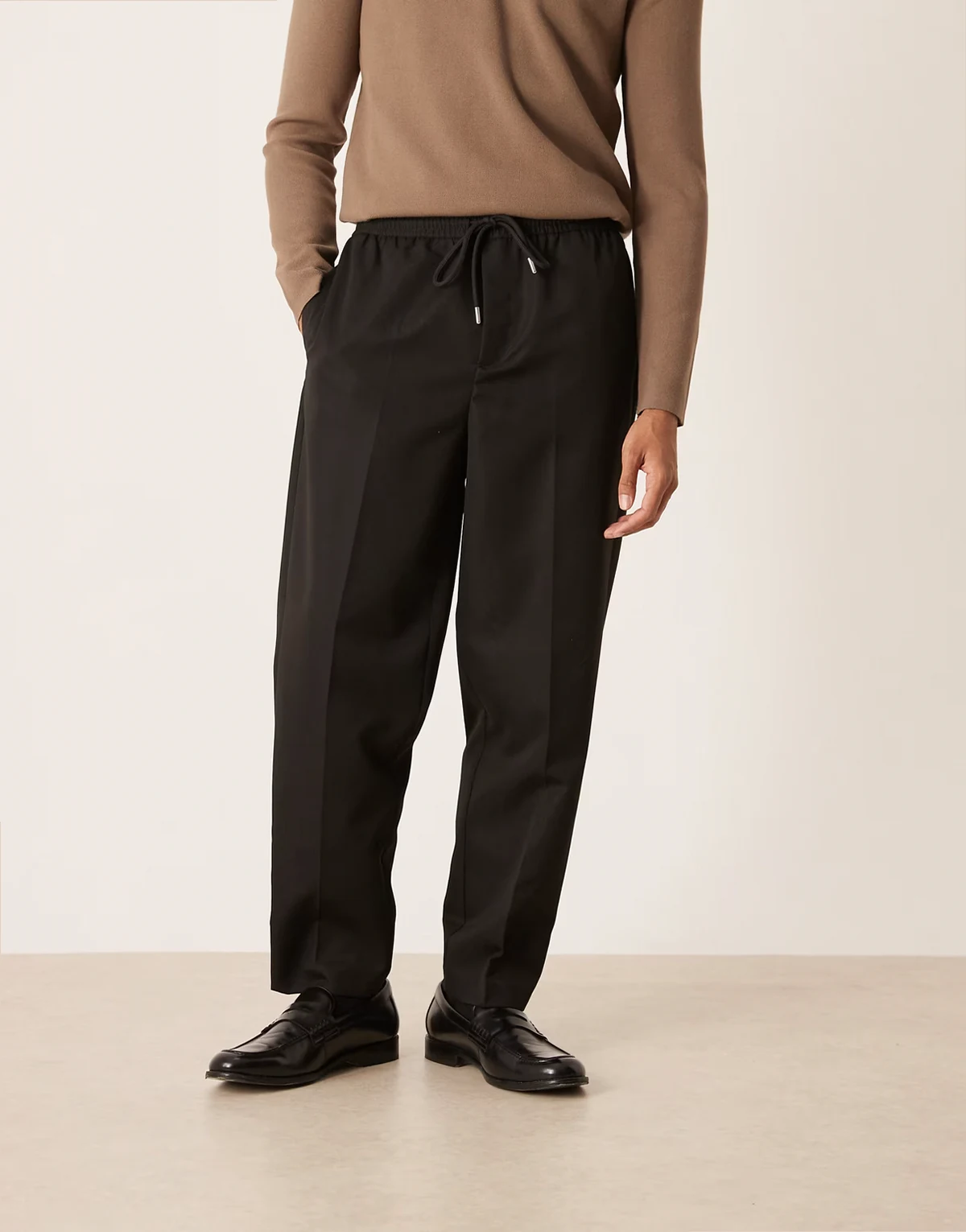 – Karottenhose in Schwarz mit elastischem Bund
