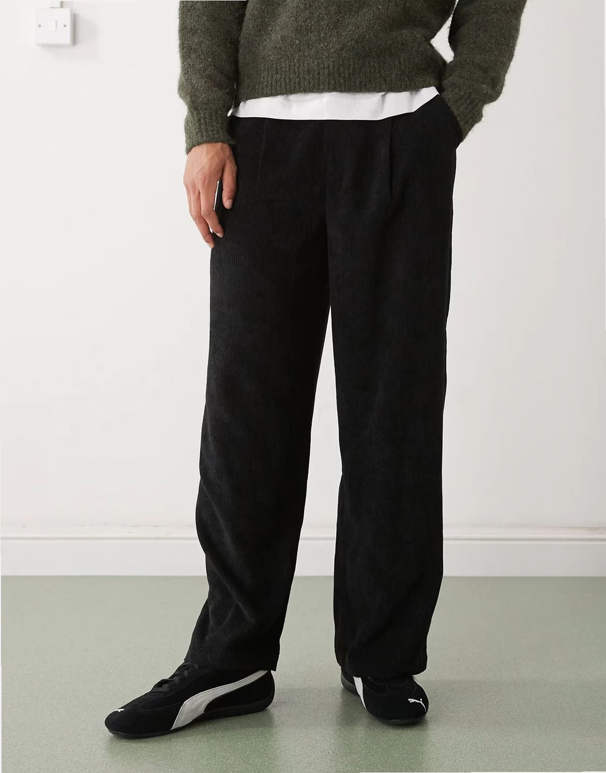 – Weite Cordhose in Schwarz