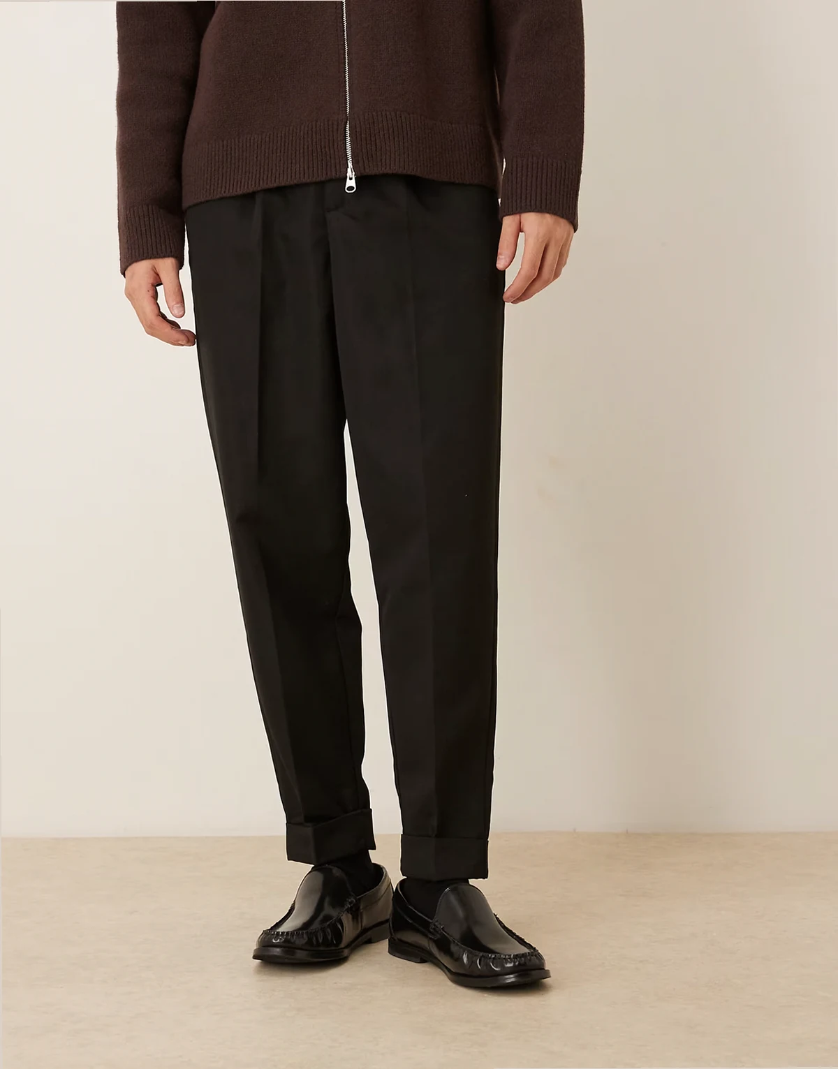 – Elegante Karottenhose in Schwarz mit Bund mit zwei Knöpfen