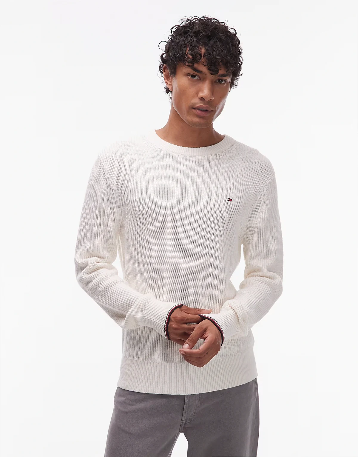 – Sweter z okrągłym dekoltem w kolorze złamanej bieli z kontrastowym wykończeniem