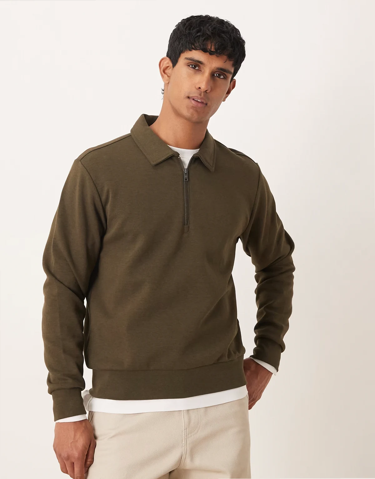 – Top z domieszką bawełny w kolorze khaki z zamkiem pod szyją