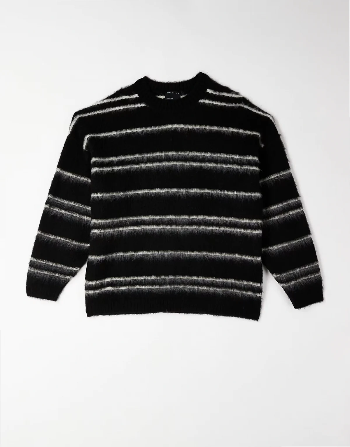 – Superflauschiger Oversize-Strickpullover in Schwarz mit Streifen in Ecru