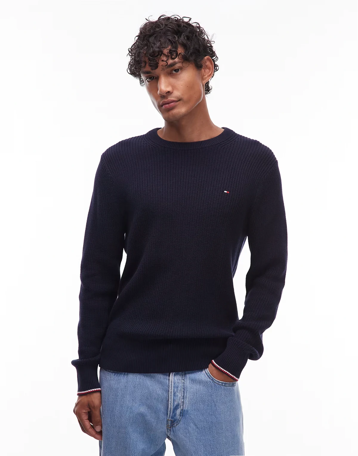 – Granatowy sweter z okrągłym dekoltem i kontrastowym wykończeniem