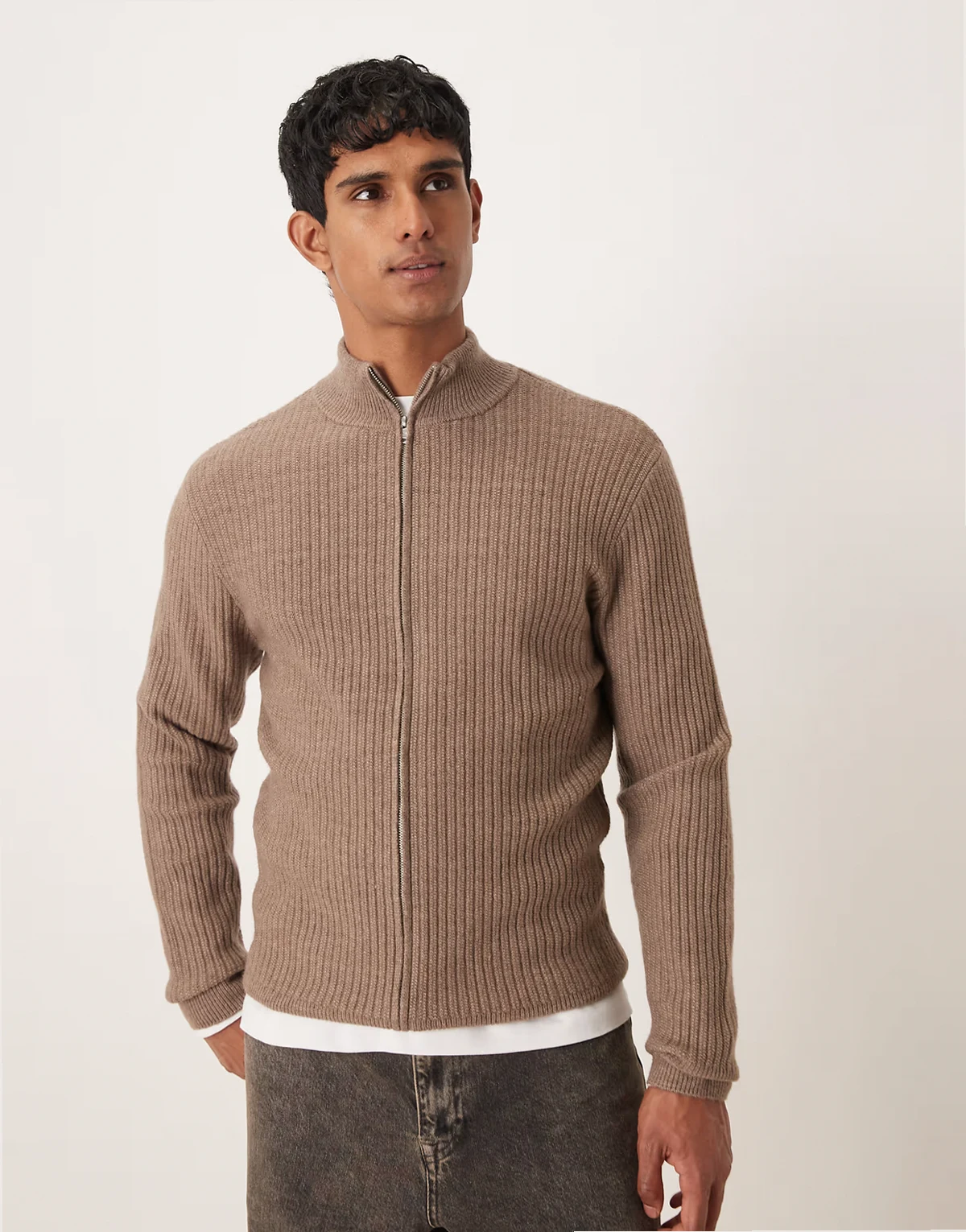 – Camelowy kardigan z prążkowanej dzianiny z domieszką wełny