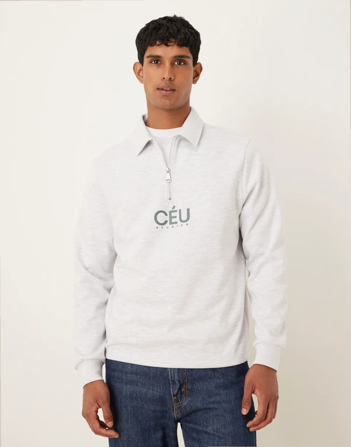 – Sweatshirt aus neoprenartigem Material in Grau meliert mit Aufdruck, kurzem Reißverschluss und Standard-Passform