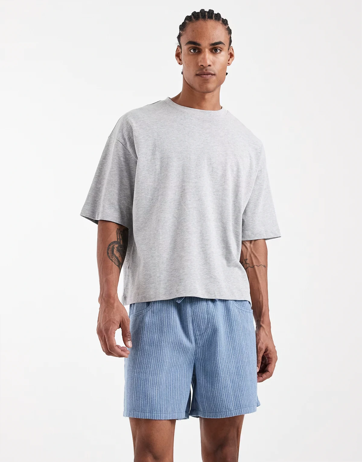 – Kurz und weit geschnittene Shorts in Blau und Weiß mit Nadelstreifen