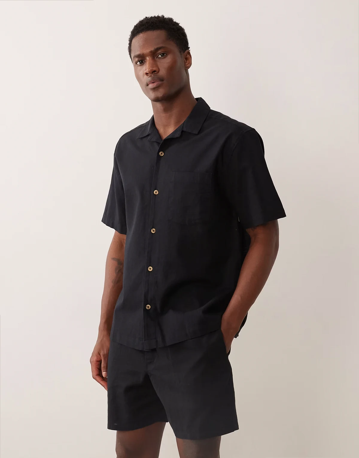 – Mittellange Shorts in Schwarz mit Leinenanteil, Kombiteil