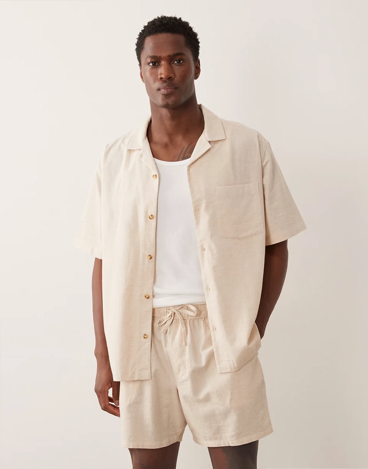 – Mittellange Shorts in Natur mit Leinenanteil, Kombiteil