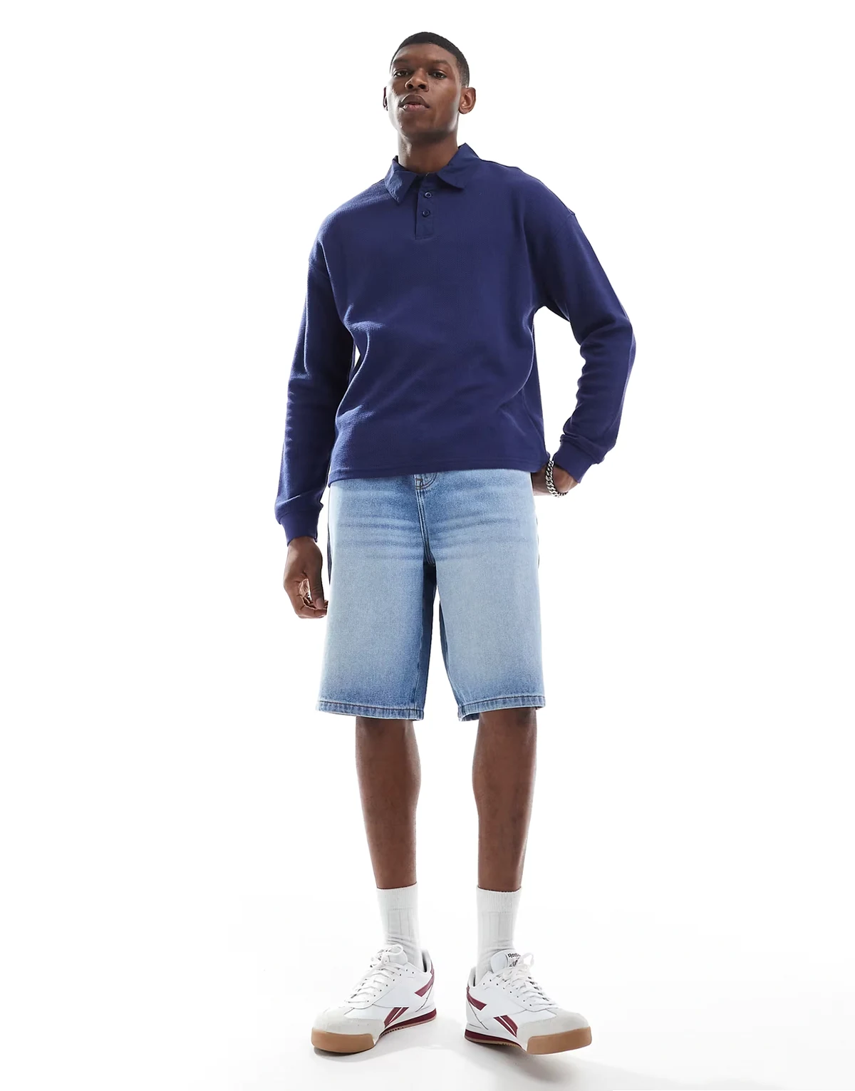 – Länger geschnittene Jeans-Jorts in verwaschenem Hellblau