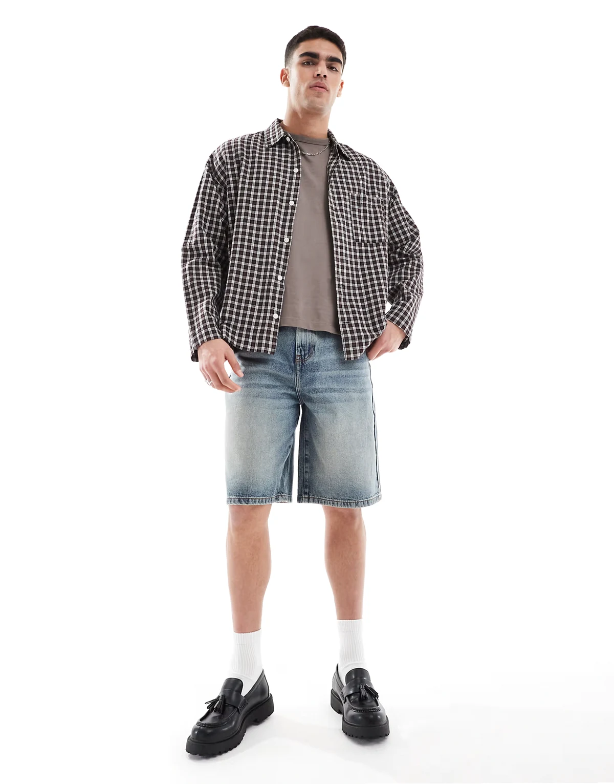 – Länger geschnittene Jeans-Jorts in hellblauer Waschung mit Farbstich
