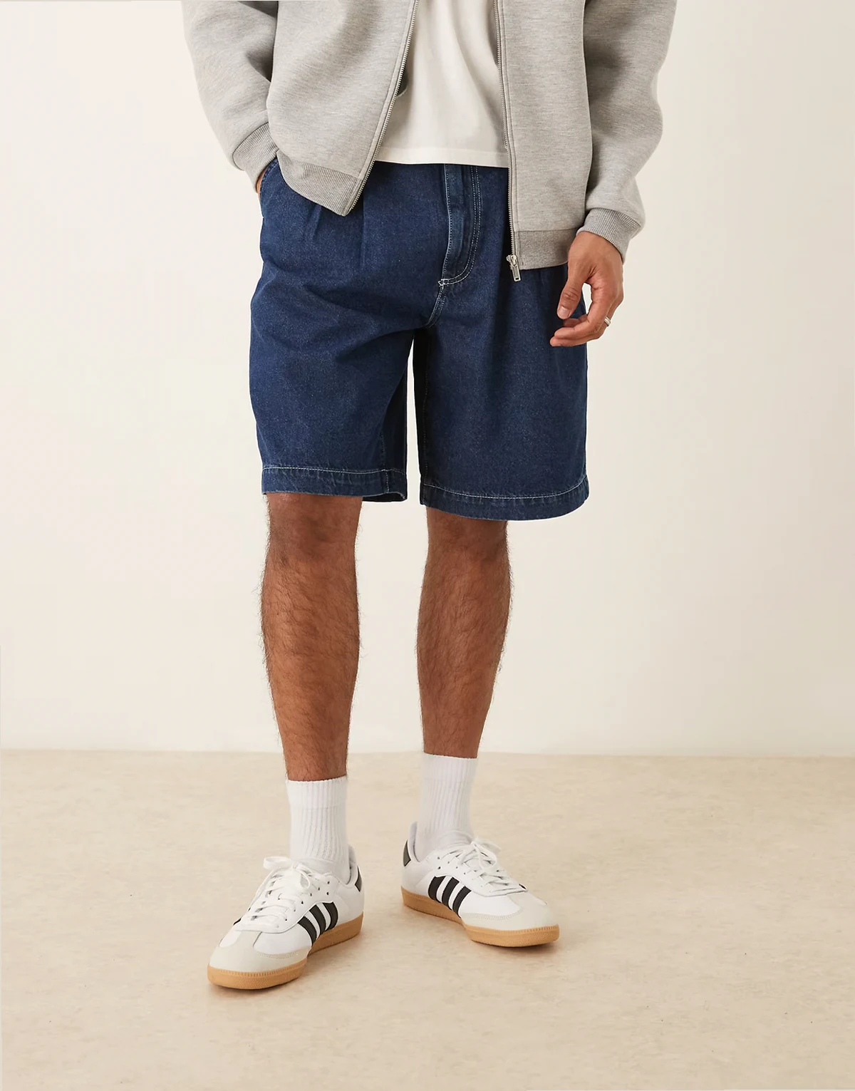– Mittellange, weite Denim-Shorts in dunkelblauer Waschung mit Bundfalten