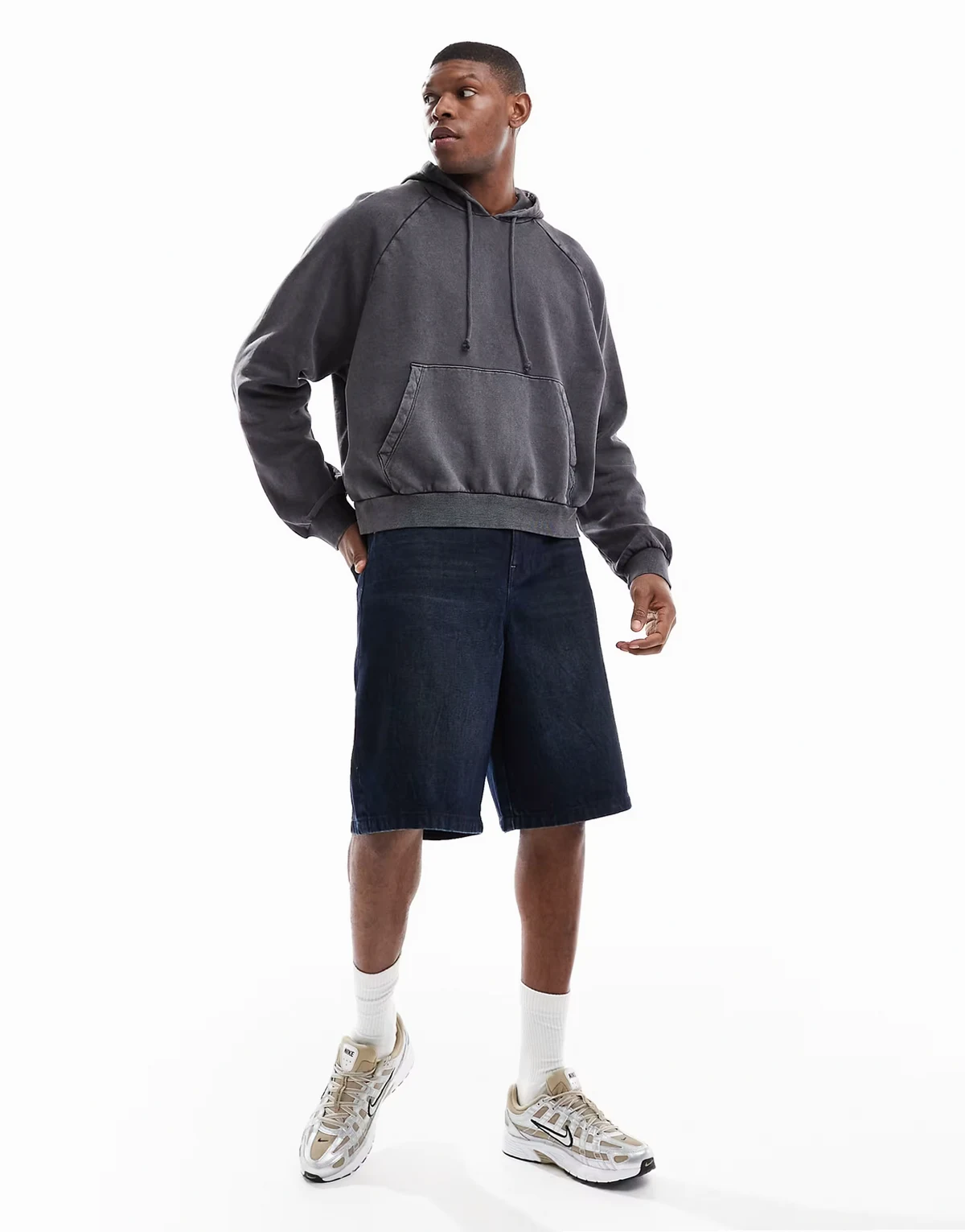 – Länger geschnittene Jeans-Jorts in verwaschenem Mittelblau