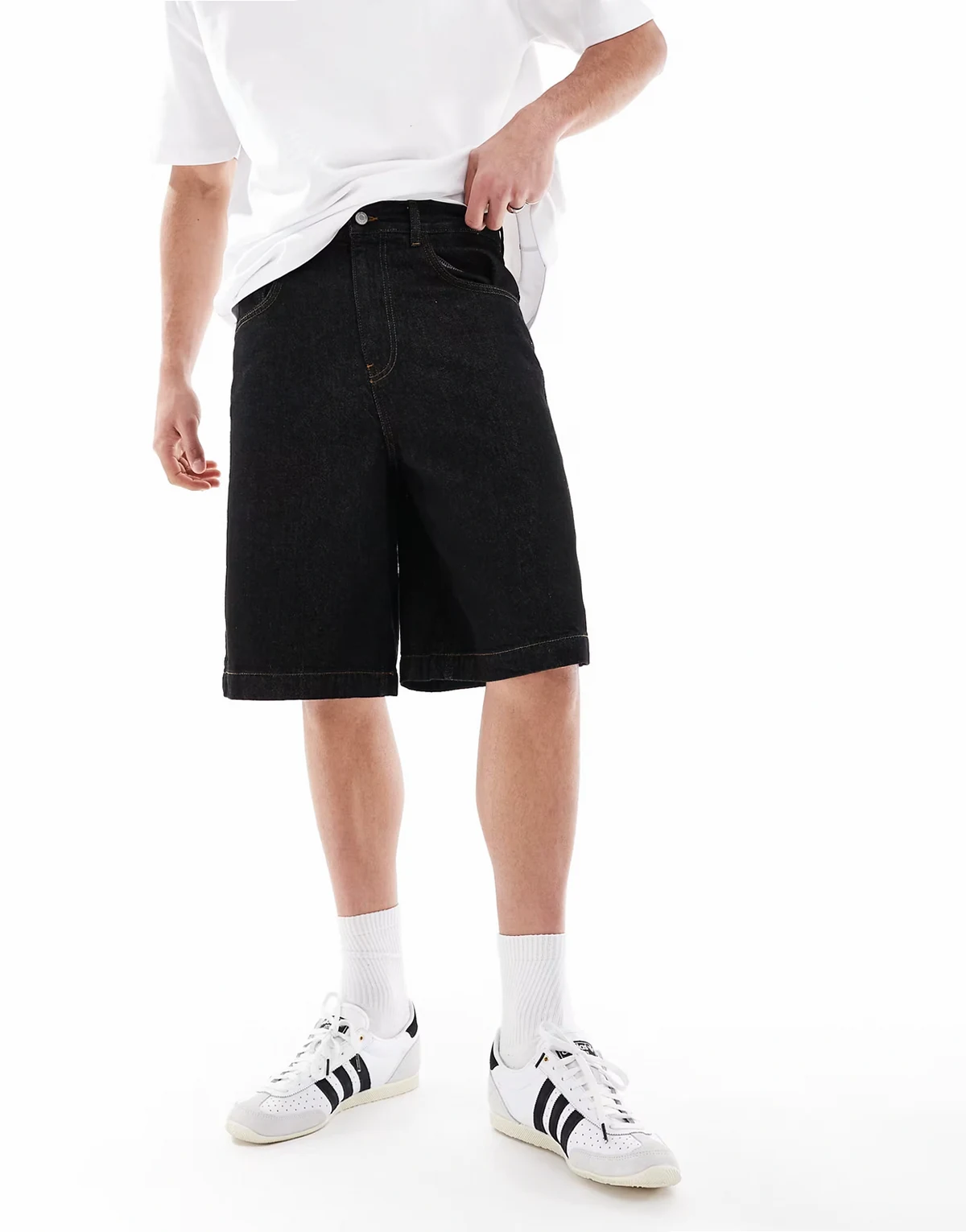 – Lange Jeans-Jorts in schwarzer Rinse-Waschung
