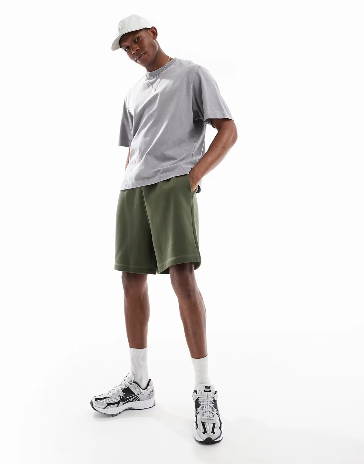 – Mittellange Basic-Shorts in Dunkelgrün mit Oversize-Passform