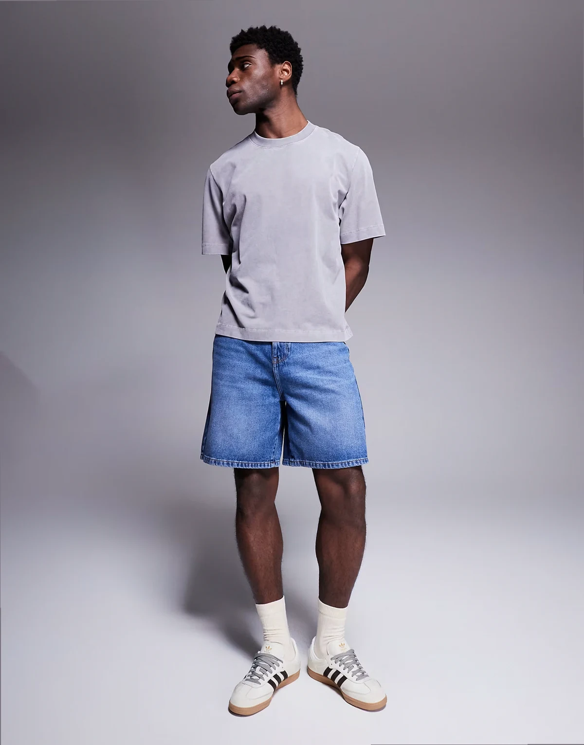 – Jeans-Jorts in verwaschenem Mittelblau in normaler Länge