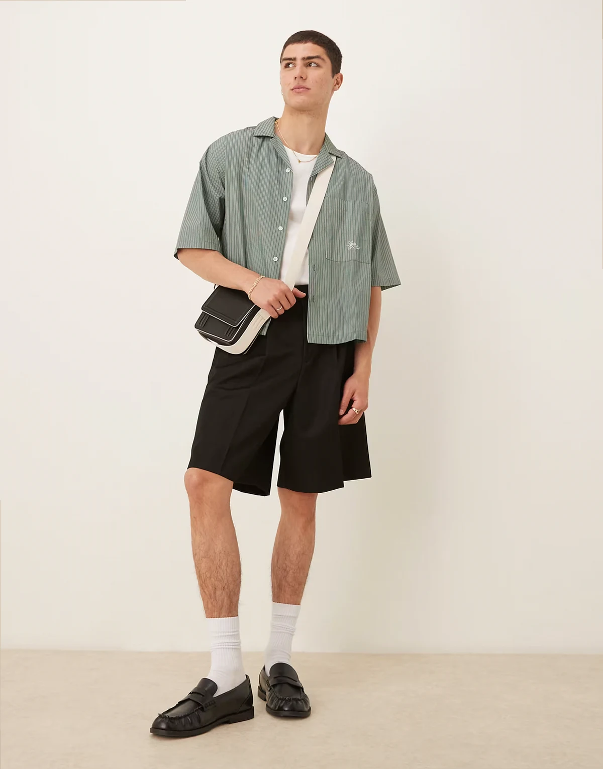 – Elegante Bermuda-Shorts in Schwarz mit Bundfalten