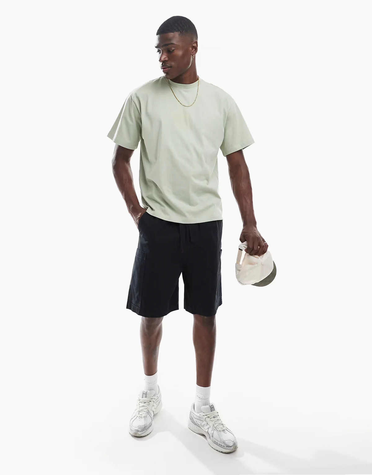 – Mittellange Cargo-Shorts in Schwarz mit Aufnäher