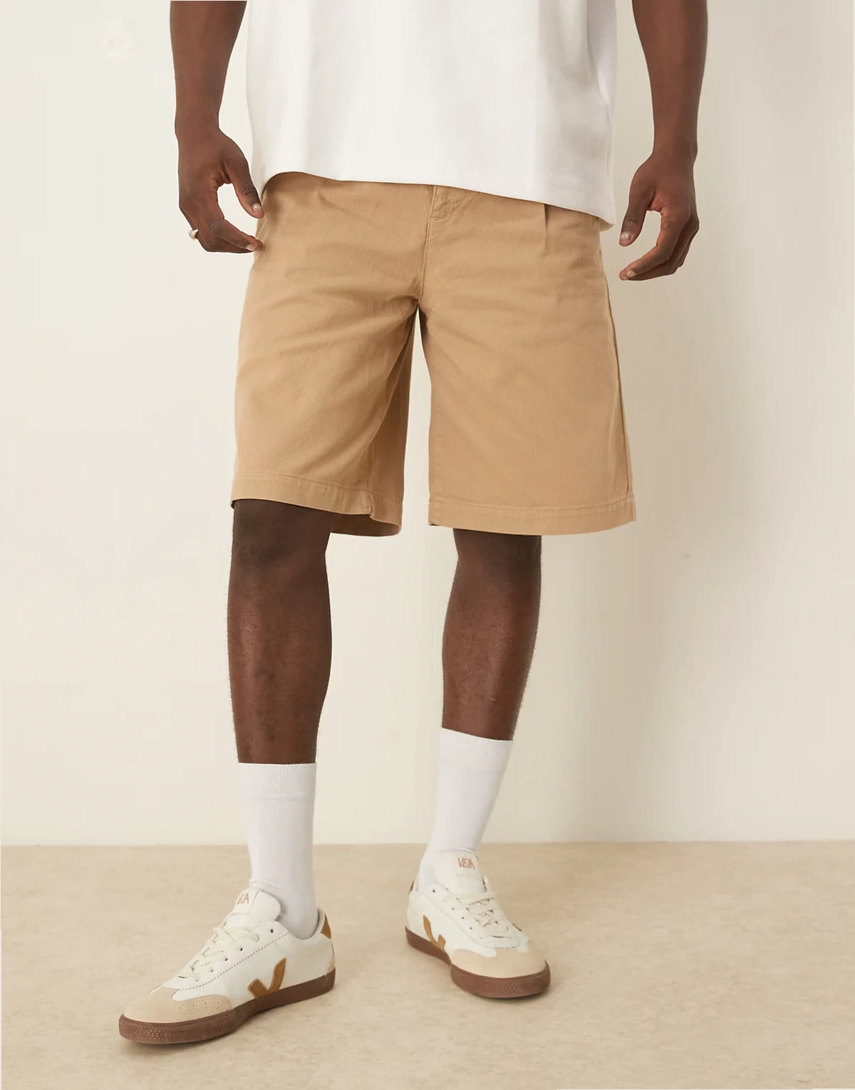 – Lange, plissierte Shorts in Beige mit doppelten Abnähern