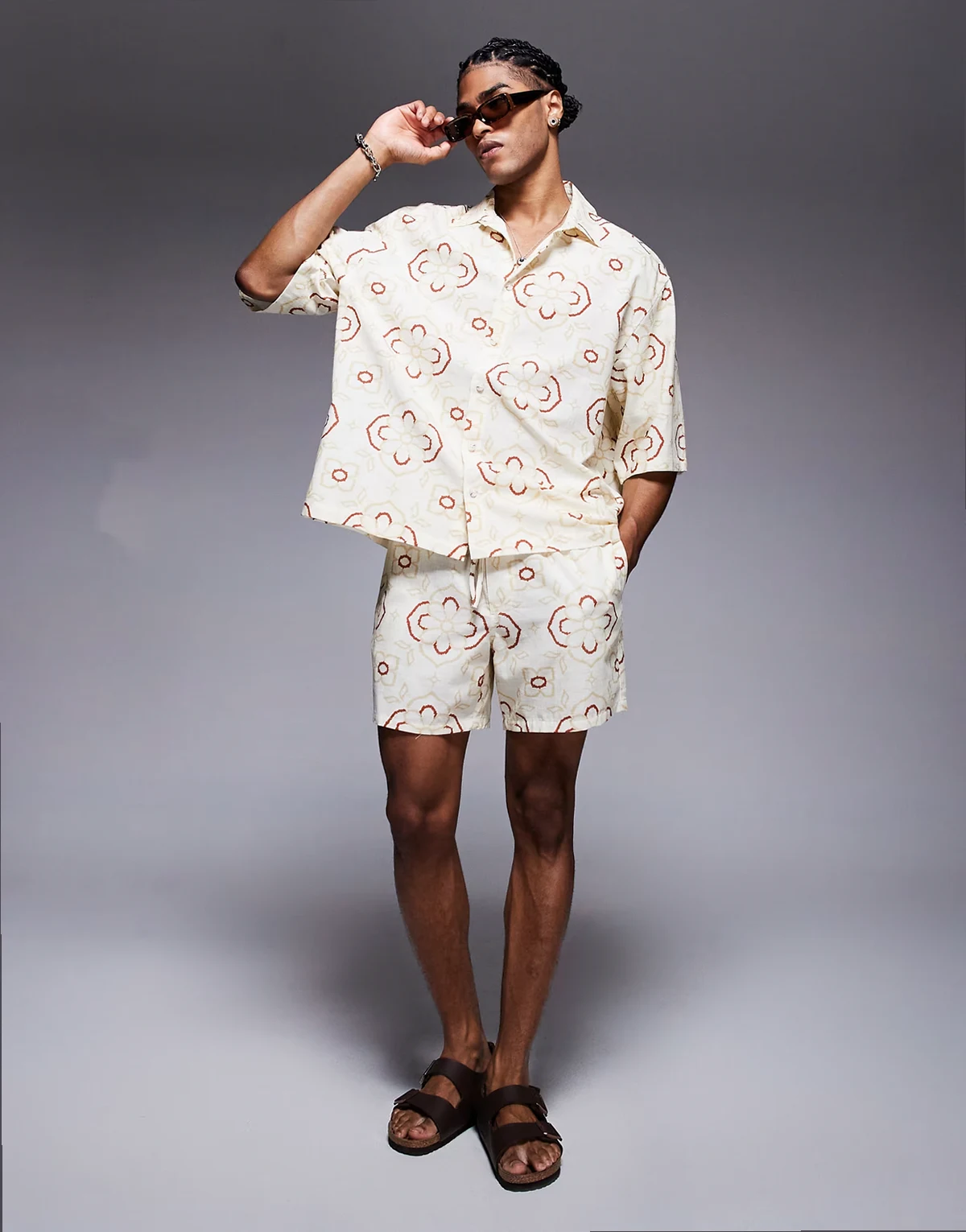 shorts in mid length with geo print in beige - part of a set