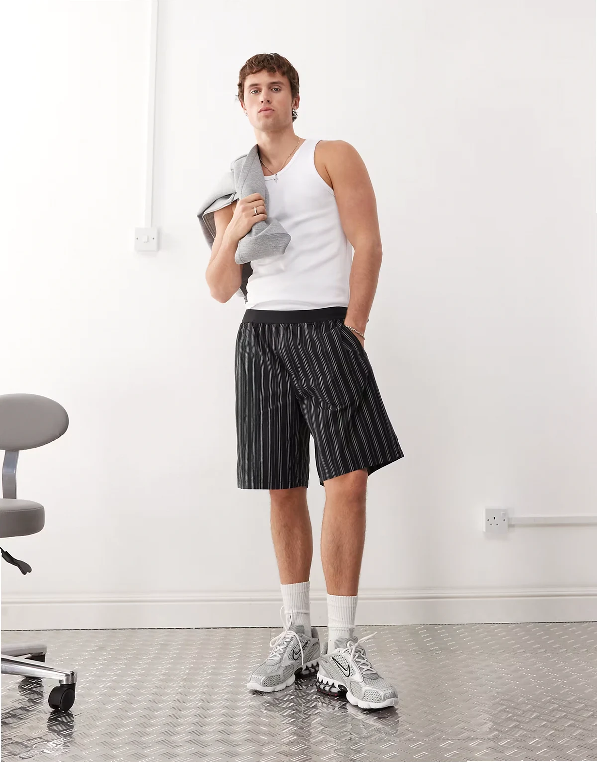 – Loose Fit Shorts in Schwarz mit Streifen