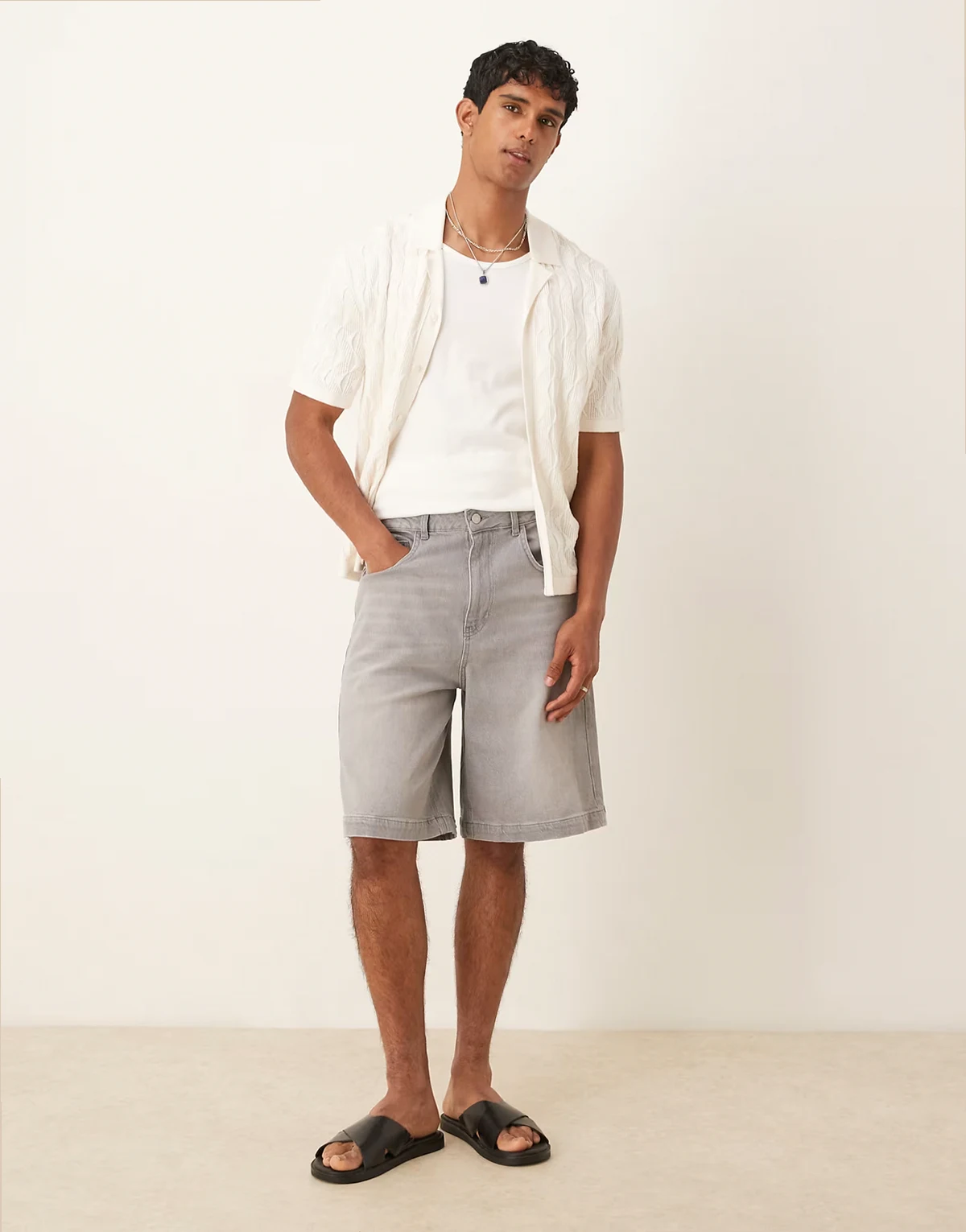 – Lang geschnittene Jeans-Jorts in verwaschenem Hellgrau