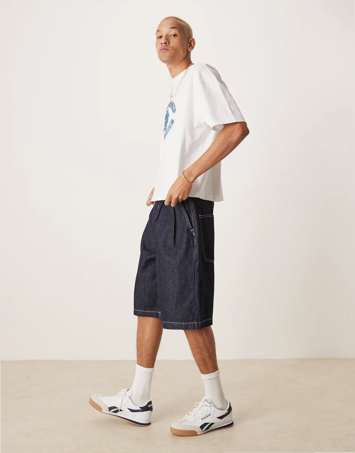 – Lang geschnittene Jeans-Jorts in Raw-Waschung mit Doppelfalten