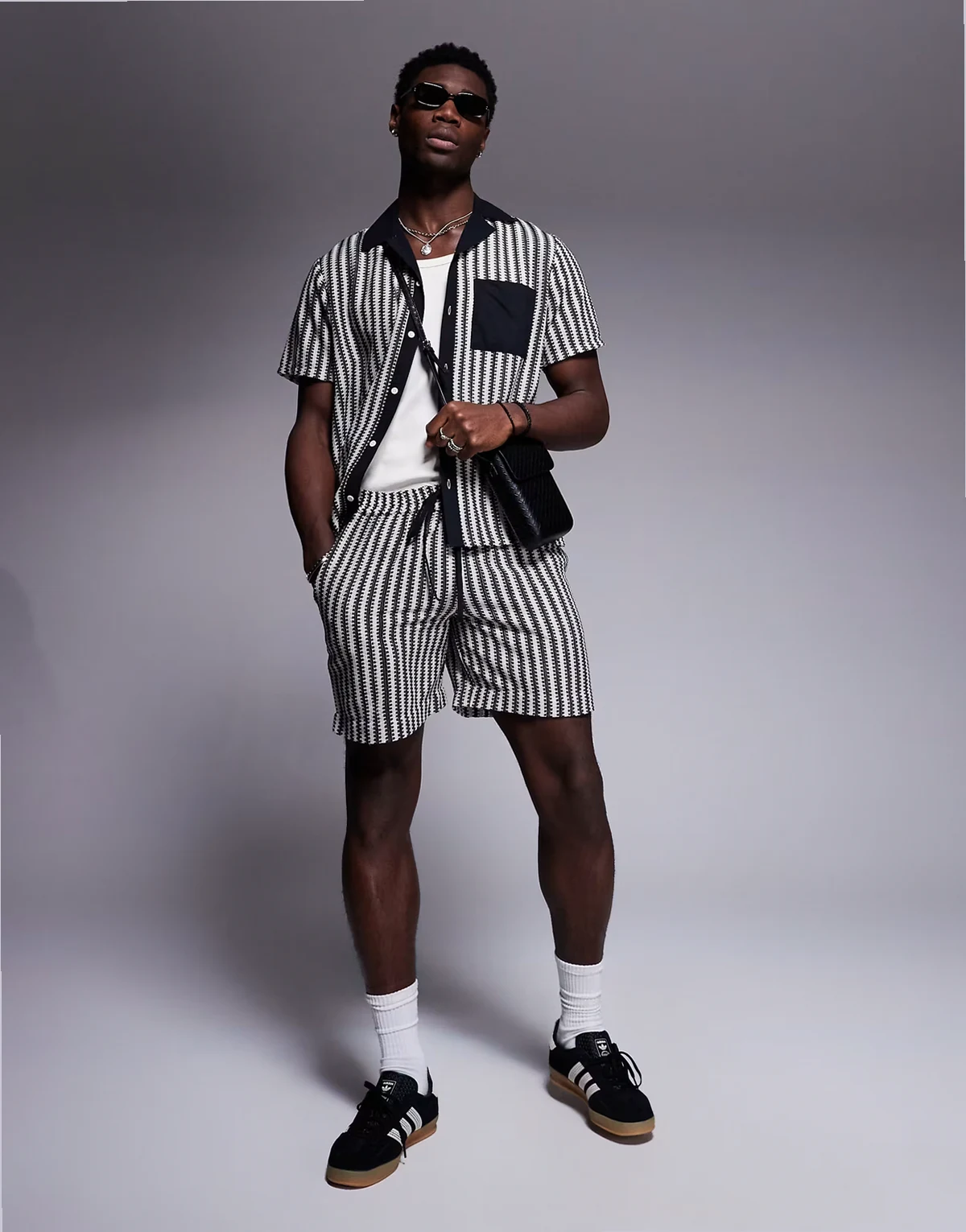 – Czarne dzianinowe szorty plażowe w paski, część zestawu