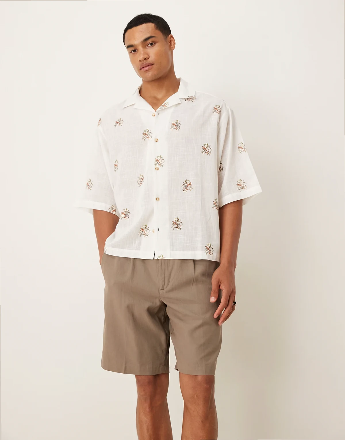 – Brązowe szorty z zakładkami z mieszanki bawełny