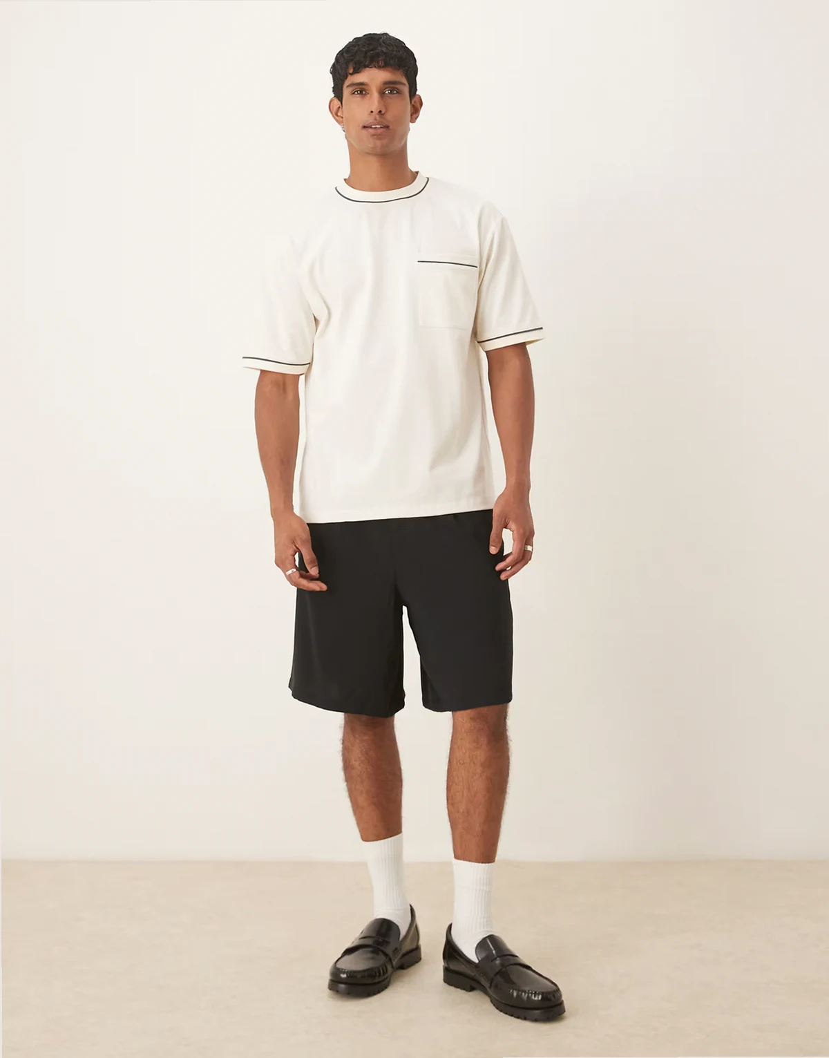 – Elegante, längere Shorts in Schwarz mit geradem Schnitt