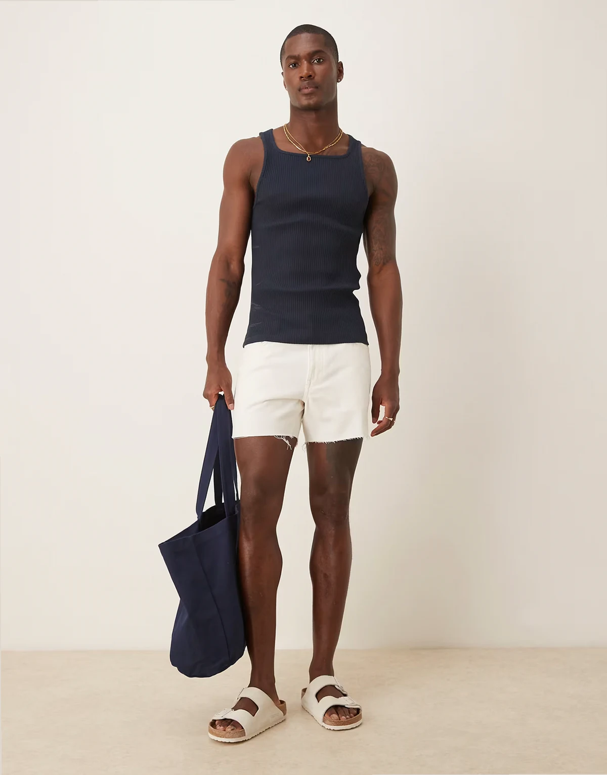 – Kürzere, schmal geschnittene Jeansshorts in Weiß mit Zierriss